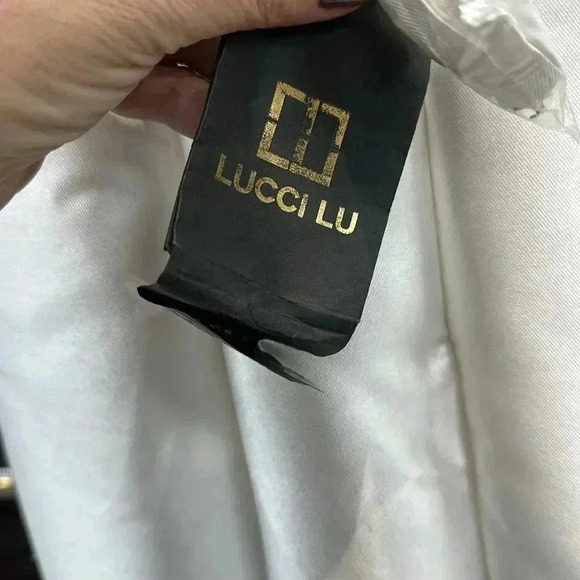 Wedding Gown Size 6 New with tags - Picture 6 of 11